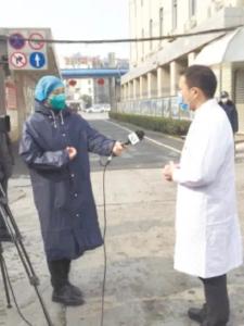  在荆州街头，你见过这位雨衣女神吗？