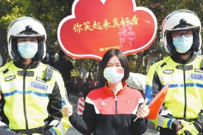 荆州“万警一心”警徽闪耀在战“疫”最前沿 