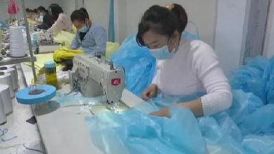 江陵县的这个扶贫加工点：日产医用防护衣5000件远销欧美 