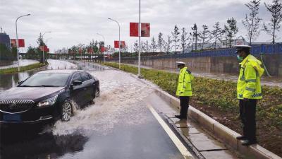 @荆州车主，城区部分路段出现积水，车辆注意避让！