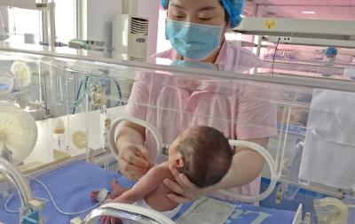 “五一”我在岗丨荆州一医新生儿科：编织一张生命之网，护佑新生命