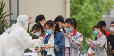 荆州中学高三学生接受核酸检测