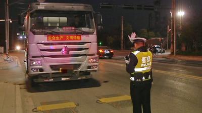 整治货车超载 保障道路交通安全  