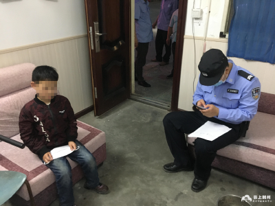 暖新闻丨小男孩走丢 交警帮其找到家人