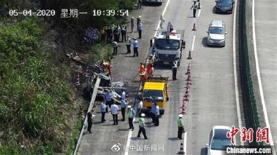 广东小车高速上起火 遇难5人中有2对为监利夫妻 