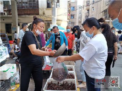 “小”龙虾价格“大跳水”，市民排队抢着买 