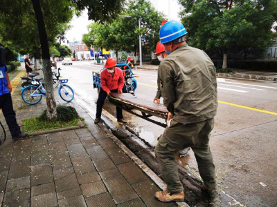 荆州开发区：清理路障 还路于民