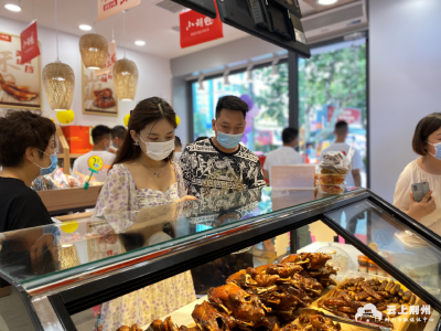 美食诱惑来啦！小胡鸭形象店开业 