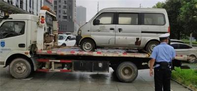 荆州交警查获非法改造报废车 处置危化品确保安全
