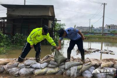 荆州公安全警开展抗灾救援 保障人民生命财产安全