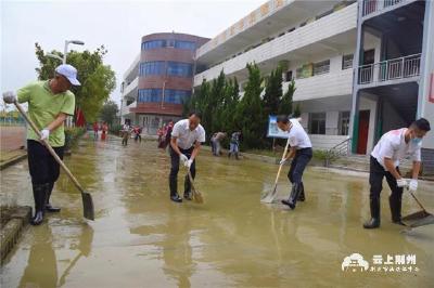 防汛一线志愿红 校园里的“环卫工”