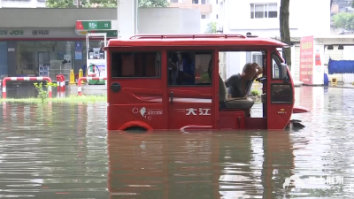 荆州城区道路积水 交警变“浇警”保路面安全