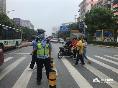 中考期间，民警上路保安全