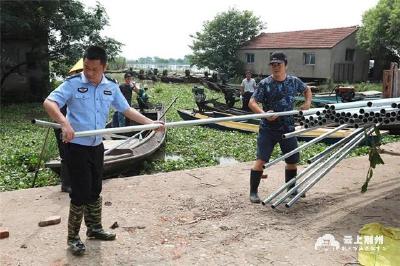 警民携手抢险 保护沿岸村民生命财产安全