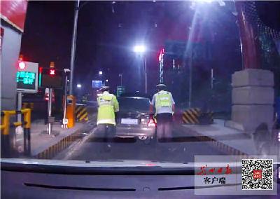 小车“口渴”高速公路上“趴窝”，民警提醒：检查车况很重要