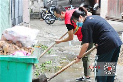 沙市区洪垸社区下沉党员干部连续三次“冒雨扫街”