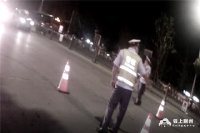 海南母女荆州夜游走散  交警暂停夜查帮助寻人