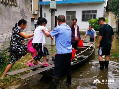 松滋民警巡堤发现民居被淹 紧急转移受困老人小孩