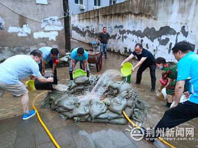 荆州市委办公室助力河套社区打响防汛排涝攻坚战