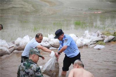 退伍不褪色 青春在激流中闪光