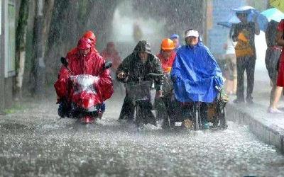 @荆州市民，明晚出门要小心！雨很大！