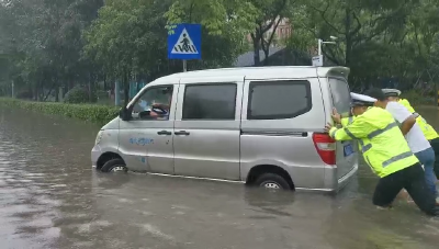“浇”警全员上路保安全  那抹“柠檬黄”真暖心