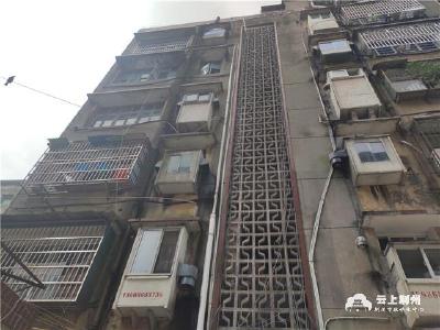 荆州一小区排水管道锈蚀渗水 居民望更换