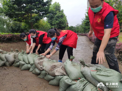 党旗在防汛救灾一线高高飘扬丨他们穿着红色马甲来了，我们不怕了……