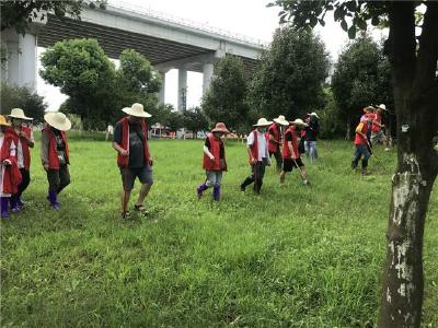 沙市区北湖路社区：巡堤查险 江堤飘起“志愿红”