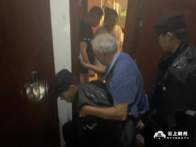 暴雨来袭  荆州民警上路保平安