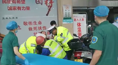V视丨荆州一骑车老人心脏病突发  交警火速送医化险为夷