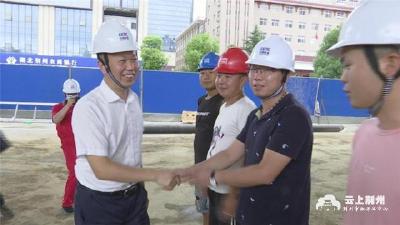 副市长黄镇看望慰问高温下一线劳动者