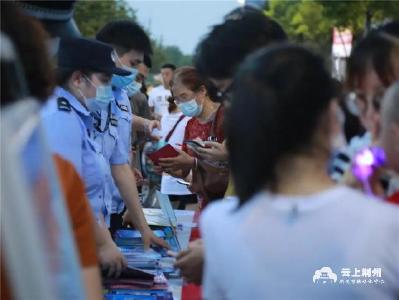 警察蜀黍摆夜市摆摊生意火，究竟“卖”的啥？ 