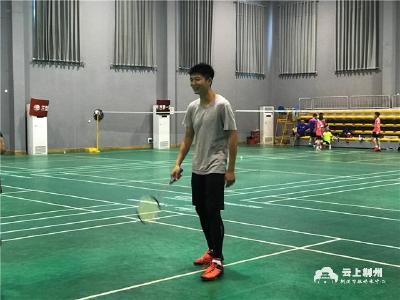 前世界羽毛球冠军，CCTV 5羽毛球赛评论员龚伟杰回荆州探亲