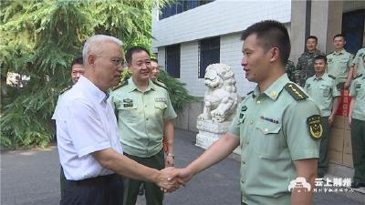 何光中段昌林王守卫等市领导  看望慰问驻荆部队和现役军人及军属