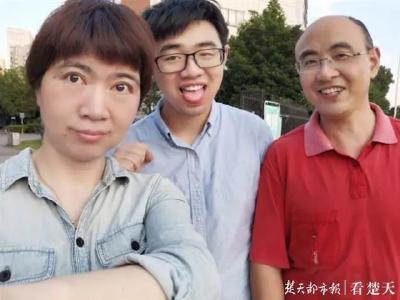 援鄂护士临别前在华科留影，儿子如愿考上！