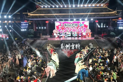 与爱同行 惠游湖北 | 七夕之夜，荆州上演华服盛典，国风古韵吸引众多游客