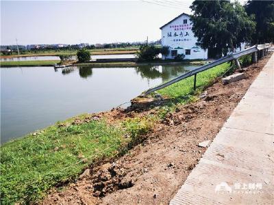 惊险！货车冲入路旁深水鱼池  交警飞身救人