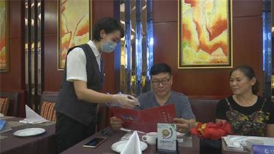 杜绝“舌尖上的浪费”丨荆州餐饮商家推出“例份”菜肴，鼓励打包倡导节俭