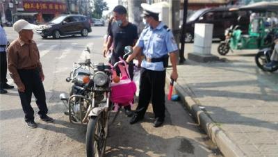 荆州区弥市镇：这个司机胆真大，酒后驾驶摩托车送孩子上学！