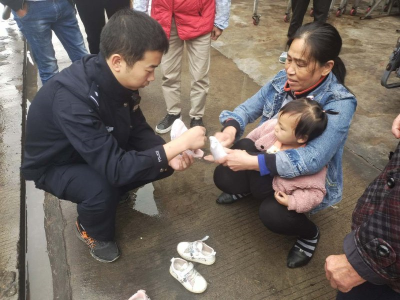 洪湖两岁顽童独自上街踩水坑  警民协力助“萌娃”回家