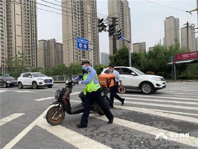 荆州交警城管联合执法 开展节前交通秩序整治