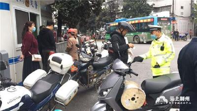 荆州交警持续开展非机动车行人违法整治行动