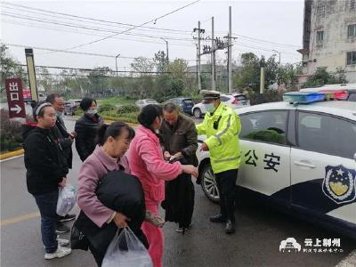 老人不慎滑倒路边积水中  民警及时救助送回家