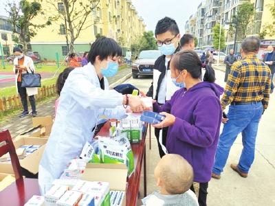 荆州区开展医疗卫生扶贫活动 向群众提供免费义诊