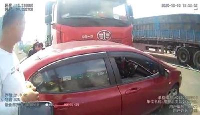 惊险！荆州长江大桥一家5口被大货车推行数百米