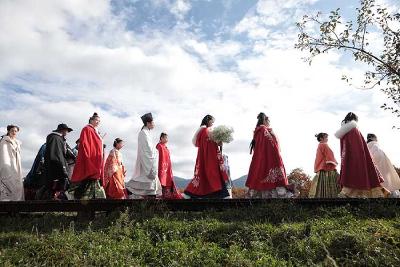 穿汉服打卡大九湖秋色 神农架首届汉服文化旅游节开幕