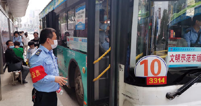 荆州公交增加班次、延长时间 多举措应对假期客流增长