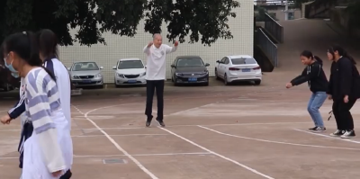 硬核！91岁体育老师仍坚持上课，从不让其他老师占课