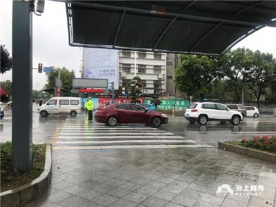 国庆我在岗丨疏通车流防事故 荆州交警全体在岗保畅通 